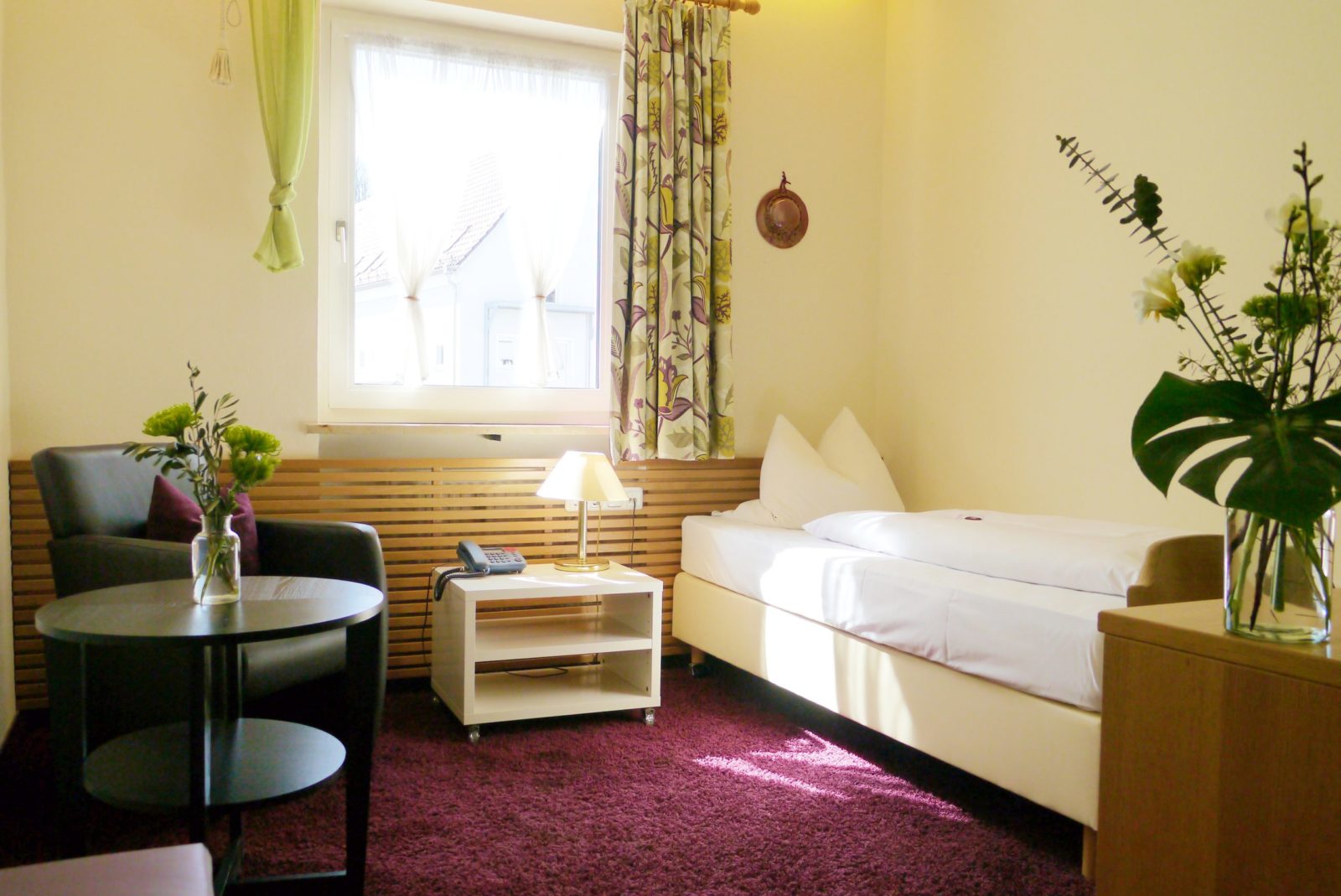 Ein helles Einzelzimmer, mit Sessel und 1 Bett